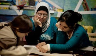 Амаль Алламама, беженка из Сирии и ее дочь Сельма Кутаефан изучают русский язык в Центре адаптации и обучения детей беженцев