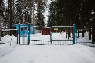 Ворота детского лагеря «Поречье», куда ученики и учителя «Лиги школ» ездили на новогодние каникулы