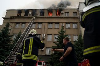 Пожарные тушат здание полиции после российского удара