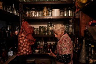 78-летняя жительница Славянска у себя в погребе выбирает банку варенья. За город продолжаются бои. 