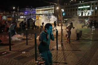Люди убегают после применения полицией слезоточивого газа. Улицы Марселя после матча между Англией и Россией, 11 июня 2016 года.