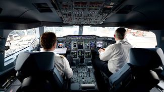 По новому правилу многих европейских авиакомпаний в кабине пилота всегда должно находиться два человека — правило появилось после того, как в марте 2015 года пилот Андреас Любиц направил полный самолет в гору. Все пассажиры погибли.