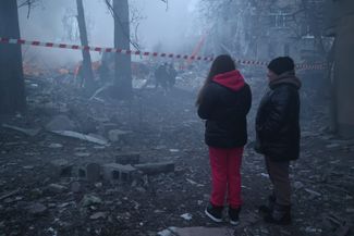 Жительницы Донецка наблюдают за работой спасателей