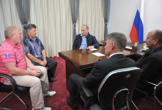 Совещание о последствиях наводнения: Владимир Путин, Олег Кожемяко и пострадавшие от паводка фермеры. Благовещенск, 29 августа 2013 года
