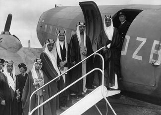 Пятеро сыновей первого короля Саудовской Аравии Ибн Сауда на трапе в аэропорту Хэмпшира, Великобритания. Будущий король Абдалла, которому на этом фото 21 год — четвертый справа. Перед ним стоят амиры Фахд (его Адбулла сменил на престоле), амир Мохаммед и амир Файсал (правил в Саудовской Аравии с 1964 по 1975 годы).