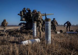 Украинские военные готовятся к стрельбе из самоходной пушки 2С7 «Пион» по российским позициям