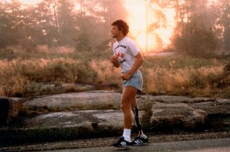 Терри Фокс во время своего марафона по Канаде в 1980 году