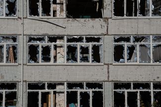 Разрушенное здание школы
