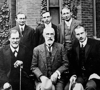 В первом ряду: Зигмунд Фрейд, Грэнвилл Стэнли Холл, Карл Юнг. Сзади: Абрахам Брилл, Эрнест Джонс, Шандор Ференци. Университет Кларка, 1909.
