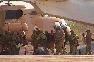 Наемники из России садятся в вертолет на севере Мали. Фотография сделана французскими военными 21 апреля 2022 года