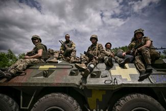 Украинские военнослужащие на бронетехнике покидают линию фронта неподалеку от Славянска