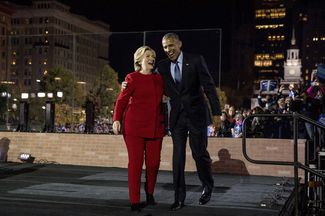 Барак Обама и Хиллари Клинтон накануне президентских выборов. Филадельфия, 7 ноября 2016 года