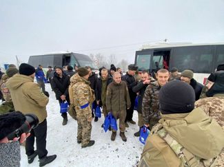 Украинские пленные после очередного обмена прибыли на территорию, контролируемую ВСУ. 4 февраля 2023 года