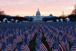 Флаги символизируют жителей США, которые умерли во время пандемии, а также тех людей, которые не смогут попасть на церемонию из-за карантина