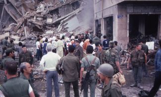 Военные и спасатели на месте теракта в посольстве США в Ливане. 18 апреля 1983 года