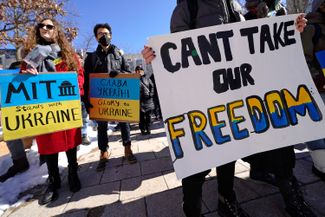 Студенты и сотрудники MIT во время акции в поддержку Украины. Бостон, Массачусетс, 28 февраля 2022 года