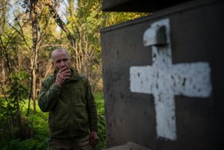 Украинский военный на перекуре рядом с передовой в Донецкой области