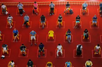 Жители Сингапура соблюдают дистанцию во время сеанса в кинотеатре под открытым небом