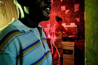 Категория «Проблемы современности», третье место в номинации «Фотоистория». Доминго, эмигрант из Анголы, приехавший в Бразилию и живущий в недостроенном жилом комплексе, оккупированном сквоттерами.<br>