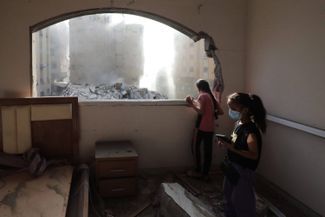 Дети в разрушенном доме в Газе 