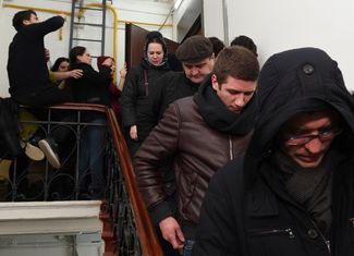 Следователи уходят из квартиры Зои Световой после десятичасового обыска. 28 февраля 2017 года