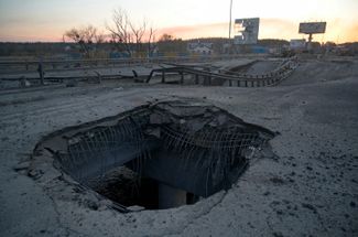Фото из статьи издания «Новый фокус» — разрушенный мост в районе Бучи, 28 февраля 2022 года