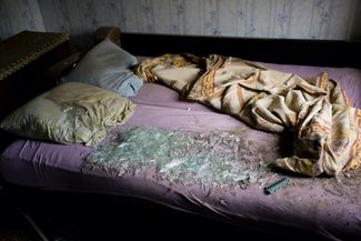 Осколки стекла на кровати дома в Дружковке, 5 июня 2022 года