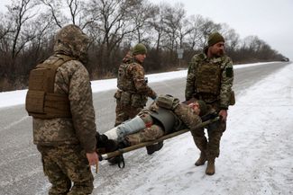 Санитары ВСУ выносят раненого бойца с поля боя под Соледаром