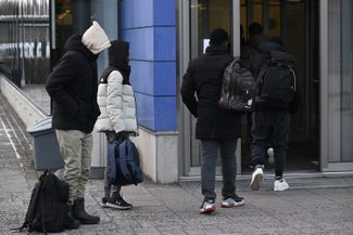 Просители убежища на КПП «Нуйямаа» на границе в финской Лапеенранте. 16 ноября 2023 года