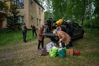 Сотрудники полиции помогают эвакуировать жителей Волчанска, 11 мая 2024 года