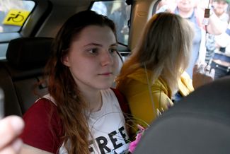 Анна Павликова после того, как суд отпустил ее под домашний арест, 16 августа 2018 года