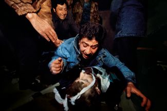Мужчина рыдает над телом своего брата, убитого в Ходжалы. Февраль 1992 года