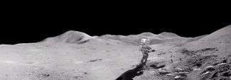 Панорама высадки экипажа Apollo 15. Серия снимков была сделана астронавтом и пилотом лунного модуля Джеймсом Ирвином 1 августа 1971 года и объединена в панораму энтузиастом Майком Константином. На панораме одна из рабочих точек экспедиции, где командир Дэвид Скотт выполняет съемку лунной поверхности с использованием <a href="https://airandspace.si.edu/collection-objects/gnomon-lunar-apollo/nasm_A19810890000" rel="noopener noreferrer" target="_blank">гномона</a>. На заднем плане, за астронавтом, виднеется «луномобиль» Lunar Roving Vehicle, который впервые был доставлен на Луну экипажем Apollo 15 и позволил значительно расширить географию исследовательской деятельности.