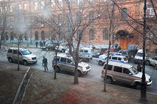 Автомобили полиции у здания приемной Управления ФСБ России по Хабаровскому краю, в котором неизвестный открыл огонь по сотрудникам и посетителям. 21 ареля 2017 года
