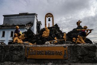 Разрушенный памятник ветеранам войны в Афганистане на Комсомольской улице