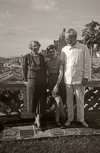 Эстебан Волков (в центре) со Львом Троцким и его второй женой Натальей Седовой