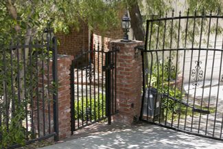 Ограда у дома Антона Ельчина в Лос-Анжелесе