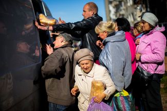 Жители Изюма получают продукты и предметы первой необходимости от украинских волонтеров. Жители города живут без газа, электричества и воды с начала сентября