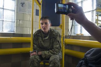 Надежда Савченко после задержания в Луганске. 19 июня 2014 года