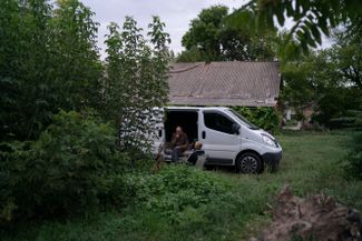 Сергей с женой Аленой сидят в фургоне на обочине дороги в их деревне в 30 километрах от Запорожской АЭС. Многие жители Днепропетровской области стараются ночевать в своих машинах или палатках, опасаясь постоянных бомбардировок их городов и сел