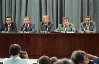 Пресс-конференция ГКЧП в Москве, 19 августа 1991 года. В центре — глава МВД СССР Борис Пуго, справа от него — вице-президент СССР Геннадий Янаев.