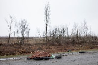 Тела погибших на шоссе в 20 километрах от Киева