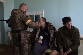 Украинские бойцы навещают своего товарища Виталия по прозвищу Пуленепробиваемый, который потерял руку в битве под селом Гоголев недалеко от Киева