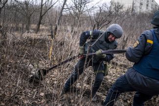 Сотрудники ГСЧС во время разминирования Харьковской области