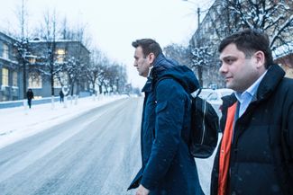 Алексей Навальный и еще один фигурант дела «Кировлеса» Петр Офицеров в Кирове перед началом судебного процесса. 5 декабря 2016 года