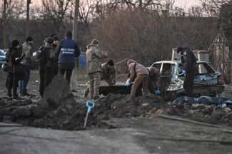 Следователи работают на месте ракетного удара в Запорожье