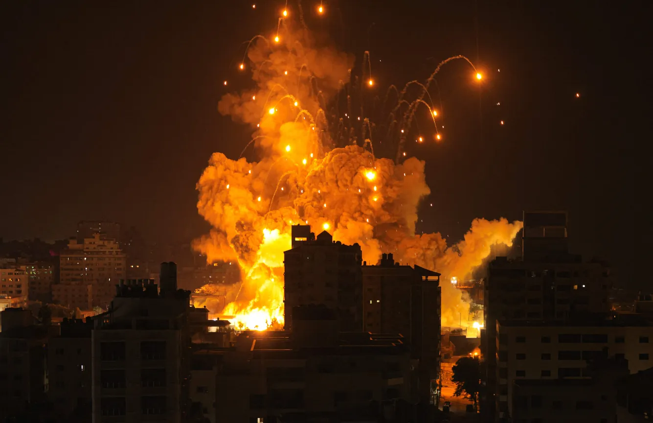 Взрыв ракеты над ночной Газой