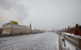 On February 1, members of the Solidarity movement, led by Ilya Yashin, set up a giant yellow billboard with the words “Putin, leave!” on a building across the river from the Kremlin.