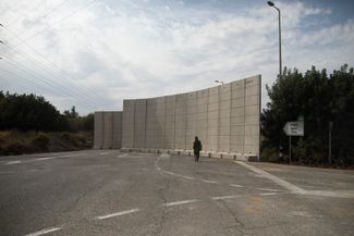 Временное заграждение, возведенное в израильском городе Кирьят-Шмона на границе с Ливаном, 29 октября 2023 года