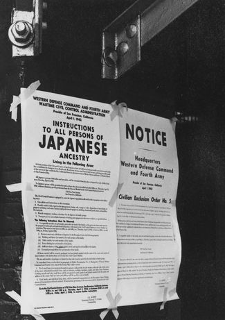 Приказ об интернировании японцев, проживающих в Сан-Франциско. В 1942 году более 120 тысяч человек японского происхождения, проживавших на Западном побережье США, были перемещены в лагеря. Им позволили вернуться обратно в 1945 году. В 1988 году правительство США принесло извинения за интернирование, вызванное «расовыми предрассудками, военной истерией и ошибками политического руководства», пострадавшим были выплачены компенсации.